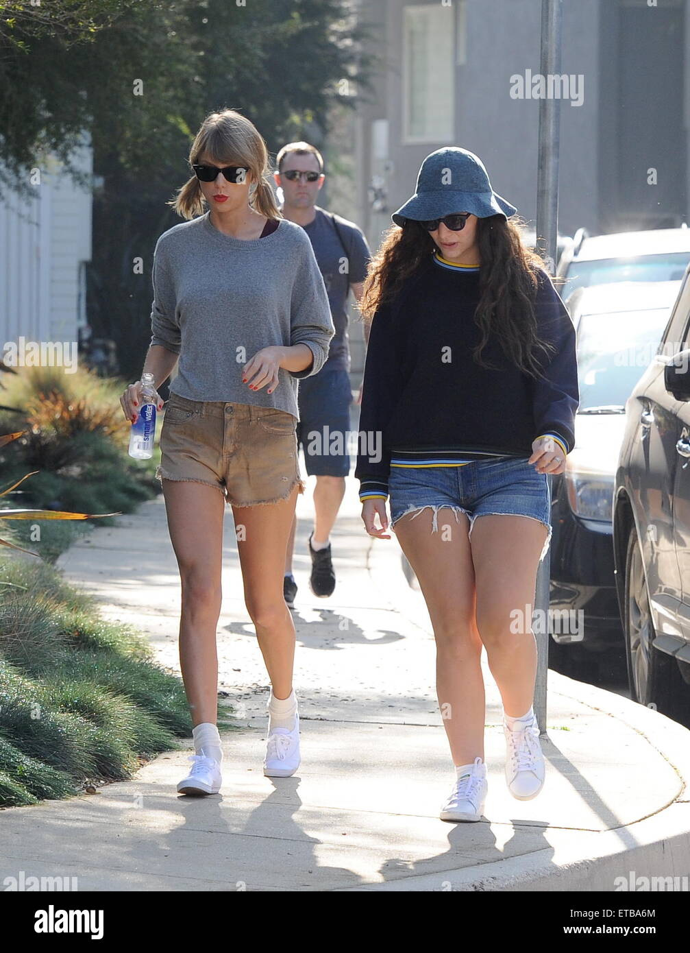 Taylor Swift e miglior pal lorde passa per una escursione a Beverly Hills. I cantanti di Chit Chat attraverso i sentieri ed è stata seguita da vicino da loro guardie del corpo. Lorde sembra essere indossando un anello sospetto sul suo anello dito. Dotato di: Taylor Swift, Lorde dove: Beverly Hills, in California, negli Stati Uniti quando: 13 Gen 2015 Credit: Cousart/JFXimages/WENN.com Foto Stock