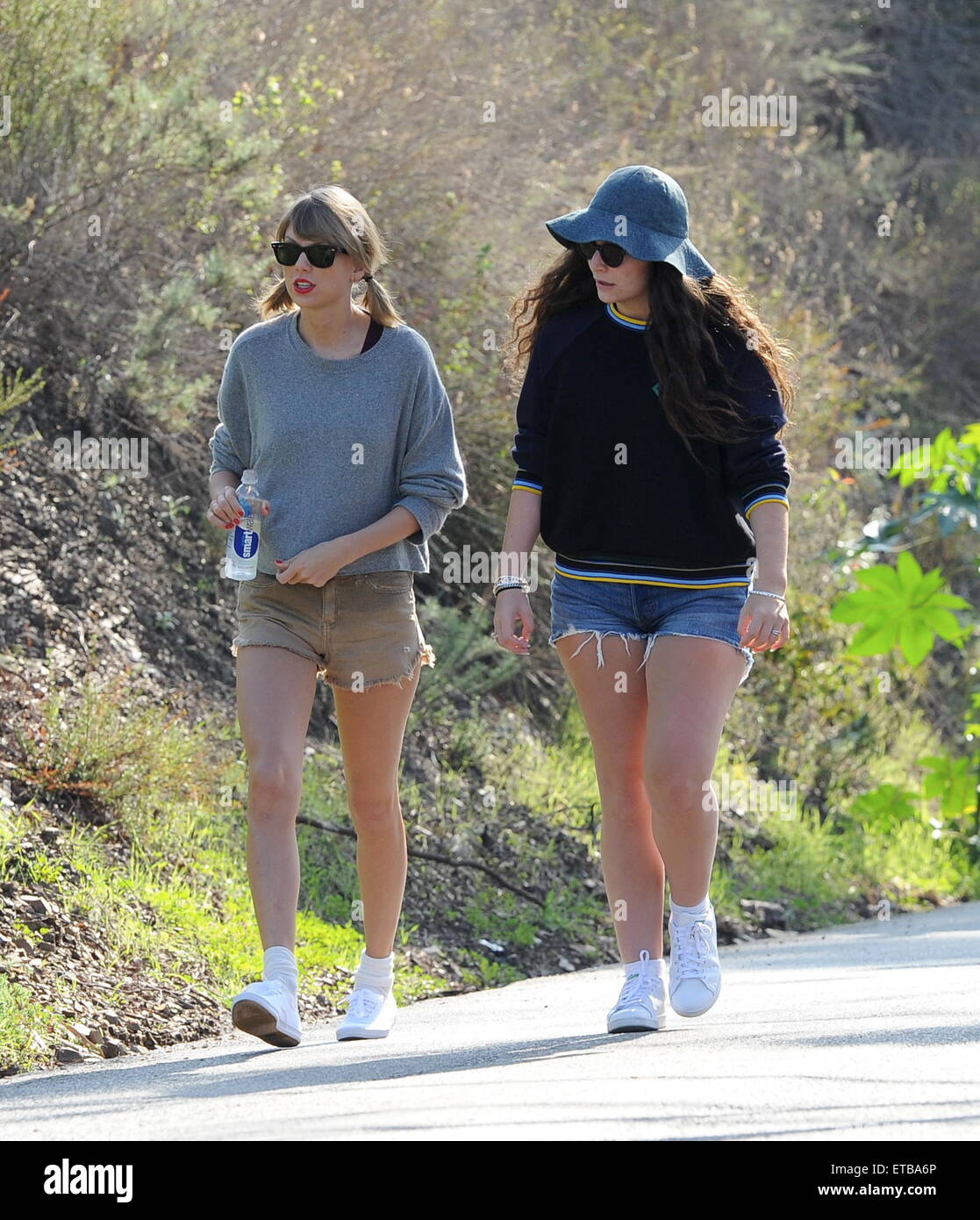Taylor Swift e miglior pal lorde passa per una escursione a Beverly Hills. I cantanti di Chit Chat attraverso i sentieri ed è stata seguita da vicino da loro guardie del corpo. Lorde sembra essere indossando un anello sospetto sul suo anello dito. Dotato di: Taylor Swift, Lorde dove: Beverly Hills, in California, negli Stati Uniti quando: 13 Gen 2015 Credit: Cousart/JFXimages/WENN.com Foto Stock