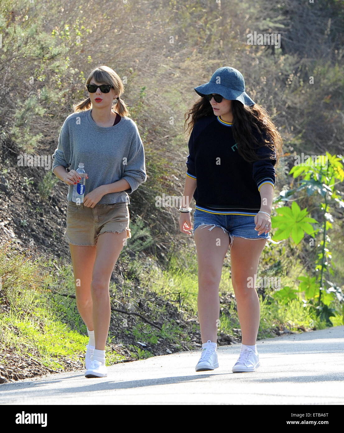 Taylor Swift e miglior pal lorde passa per una escursione a Beverly Hills. I cantanti di Chit Chat attraverso i sentieri ed è stata seguita da vicino da loro guardie del corpo. Lorde sembra essere indossando un anello sospetto sul suo anello dito. Dotato di: Taylor Swift, Lorde dove: Beverly Hills, in California, negli Stati Uniti quando: 13 Gen 2015 Credit: Cousart/JFXimages/WENN.com Foto Stock