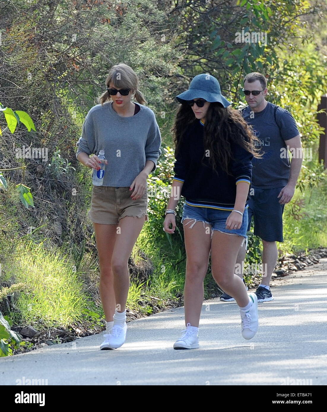 Taylor Swift e miglior pal lorde passa per una escursione a Beverly Hills. I cantanti di Chit Chat attraverso i sentieri ed è stata seguita da vicino da loro guardie del corpo. Lorde sembra essere indossando un anello sospetto sul suo anello dito. Dotato di: Taylor Swift, Lorde dove: Beverly Hills, in California, negli Stati Uniti quando: 13 Gen 2015 Credit: Cousart/JFXimages/WENN.com Foto Stock