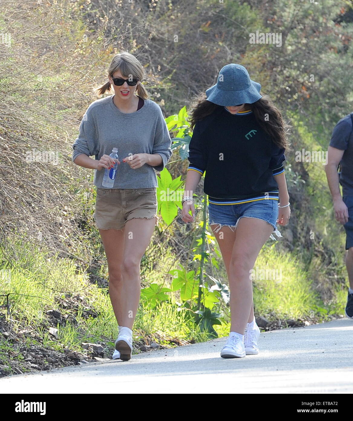 Taylor Swift e miglior pal lorde passa per una escursione a Beverly Hills. I cantanti di Chit Chat attraverso i sentieri ed è stata seguita da vicino da loro guardie del corpo. Lorde sembra essere indossando un anello sospetto sul suo anello dito. Dotato di: Taylor Swift, Lorde dove: Beverly Hills, in California, negli Stati Uniti quando: 13 Gen 2015 Credit: Cousart/JFXimages/WENN.com Foto Stock