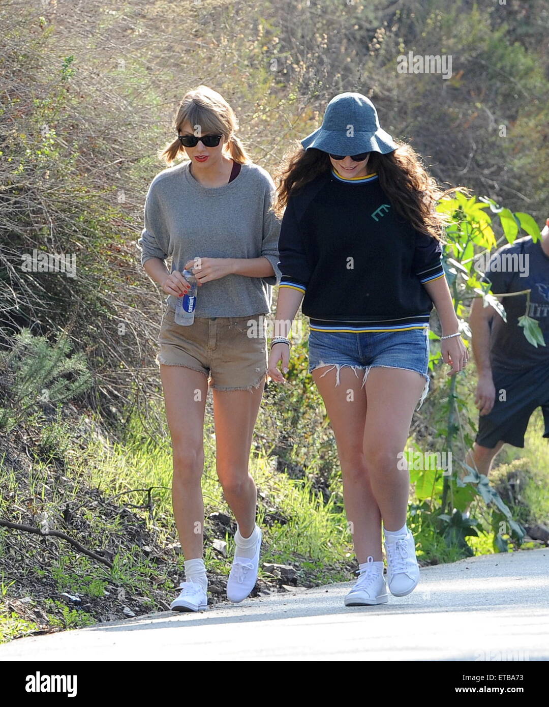 Taylor Swift e miglior pal lorde passa per una escursione a Beverly Hills. I cantanti di Chit Chat attraverso i sentieri ed è stata seguita da vicino da loro guardie del corpo. Lorde sembra essere indossando un anello sospetto sul suo anello dito. Dotato di: Taylor Swift, Lorde dove: Beverly Hills, in California, negli Stati Uniti quando: 13 Gen 2015 Credit: Cousart/JFXimages/WENN.com Foto Stock