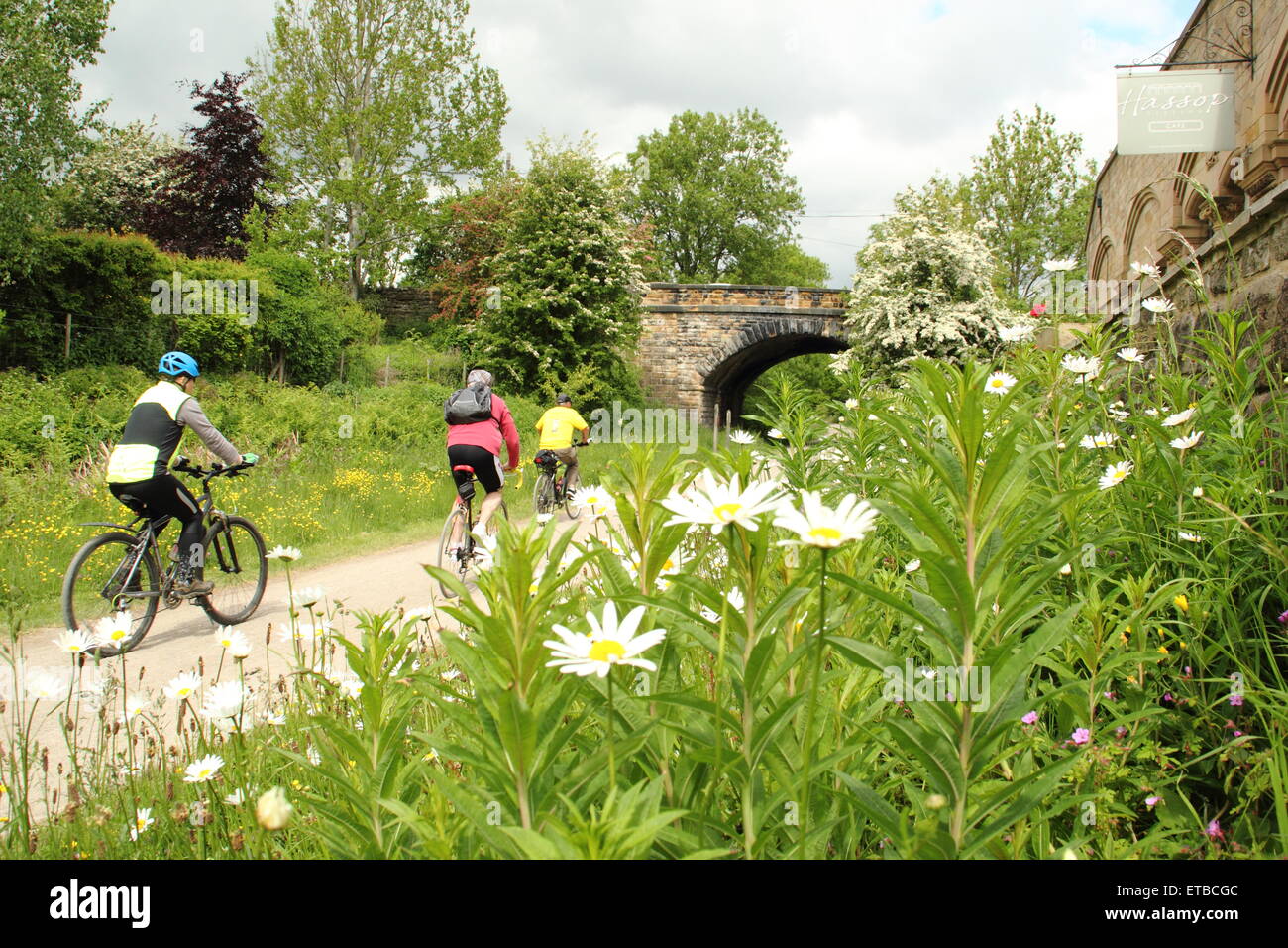 I ciclisti sulla Monsal Trail passato pedale Hassop stazione nel Parco Nazionale di Peak District, DERBYSHIRE REGNO UNITO Inghilterra Foto Stock
