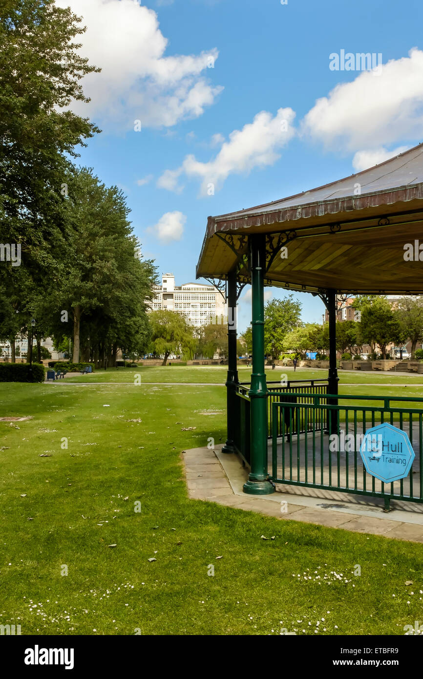 Scafo 'Training' segno su un palco per spettacoli in Queen's Gardens, Hull City center con scafo College in background. Foto Stock