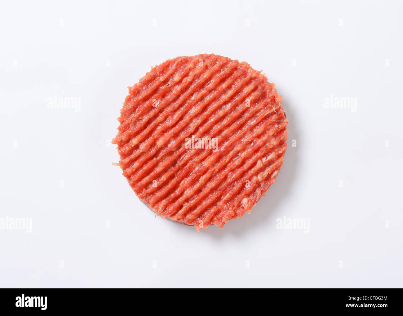 Materie hamburger patty su sfondo bianco Foto Stock