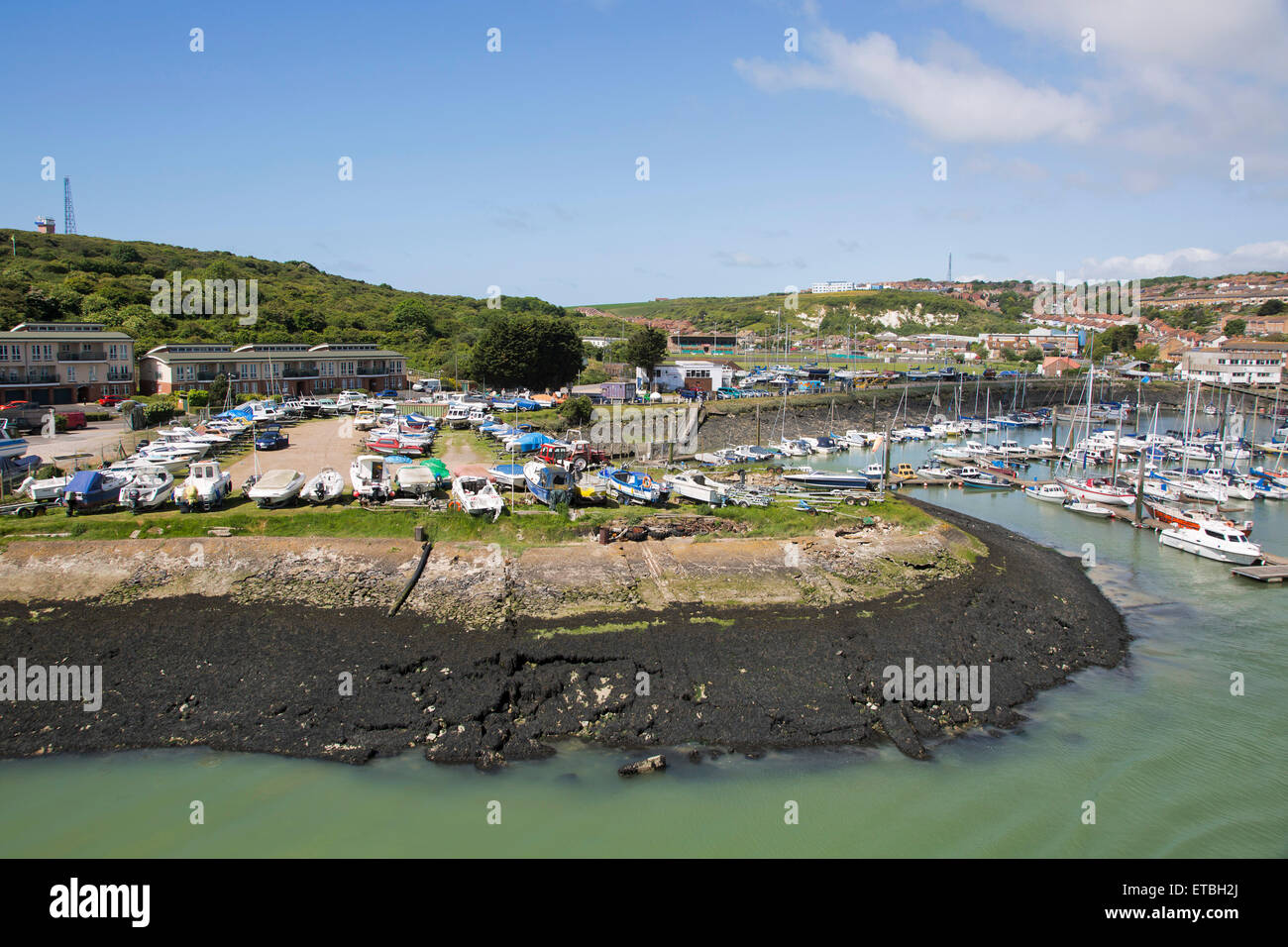 Newhaven marina del porto di Newhaven sul fiume Ouse con yachts mored e ancorata a secco. Foto Stock