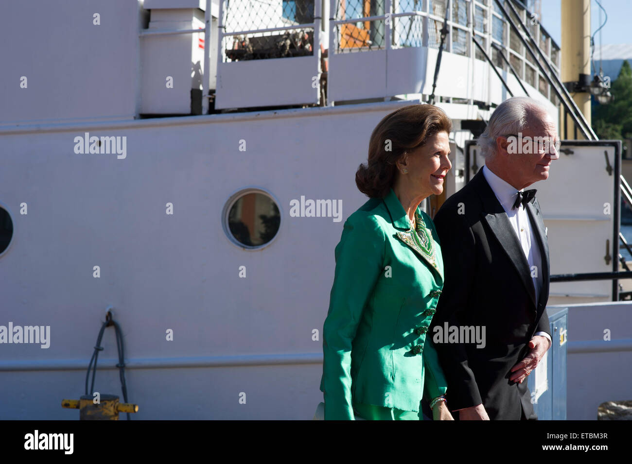 Stoccolma, Svezia, 12 giugno 2015. Gli ospiti privati arriva a Strandvagen, Stoccolma a bordo della nave arcipelago s/s a Stoccolma per l'ulteriore trasporto per le feste. Questo è l'inizio della celebrazione del matrimonio tra il Principe Carl Philip e Ms Sofia Hellqvist che avrà luogo domani presso la Cappella Reale, Stoccolma. HRH Regina Silvia e S.A.R. il Re Carlo Gustavo XVI di Svezia arriva a s/s di Stoccolma. Credito: Barbro Bergfeldt/Alamy Live News Foto Stock