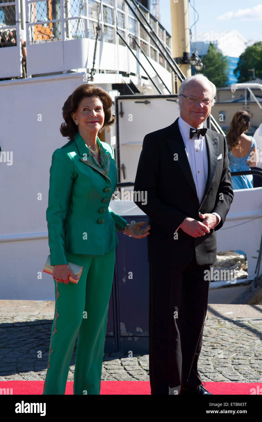 Stoccolma, Svezia, 12 giugno 2015. Gli ospiti privati arriva a Strandvagen, Stoccolma a bordo della nave arcipelago s/s a Stoccolma per l'ulteriore trasporto per le feste. Questo è l'inizio della celebrazione del matrimonio tra il Principe Carl Philip e Ms Sofia Hellqvist che avrà luogo domani presso la Cappella Reale, Stoccolma. HRH Regina Silvia e S.A.R. il Re Carlo Gustavo XVI di Svezia arriva a s/s di Stoccolma. Credito: Barbro Bergfeldt/Alamy Live News Foto Stock