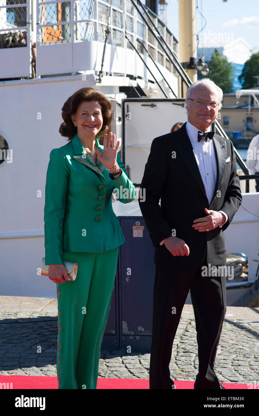 Stoccolma, Svezia, 12 giugno 2015. Gli ospiti privati arriva a Strandvagen, Stoccolma a bordo della nave arcipelago s/s a Stoccolma per l'ulteriore trasporto per le feste. Questo è l'inizio della celebrazione del matrimonio tra il Principe Carl Philip e Ms Sofia Hellqvist che avrà luogo domani presso la Cappella Reale, Stoccolma. HRH Regina Silvia e S.A.R. il Re Carlo Gustavo XVI di Svezia arriva a s/s di Stoccolma. Credito: Barbro Bergfeldt/Alamy Live News Foto Stock