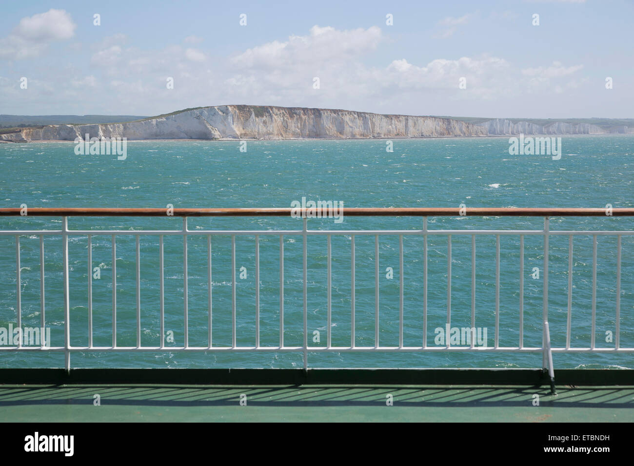 Vista dal ponte di una croce traghetto canale di uscita dal porto di Newhaven. Scogliere a Seaford testa può essere visto sopra il mare. Foto Stock