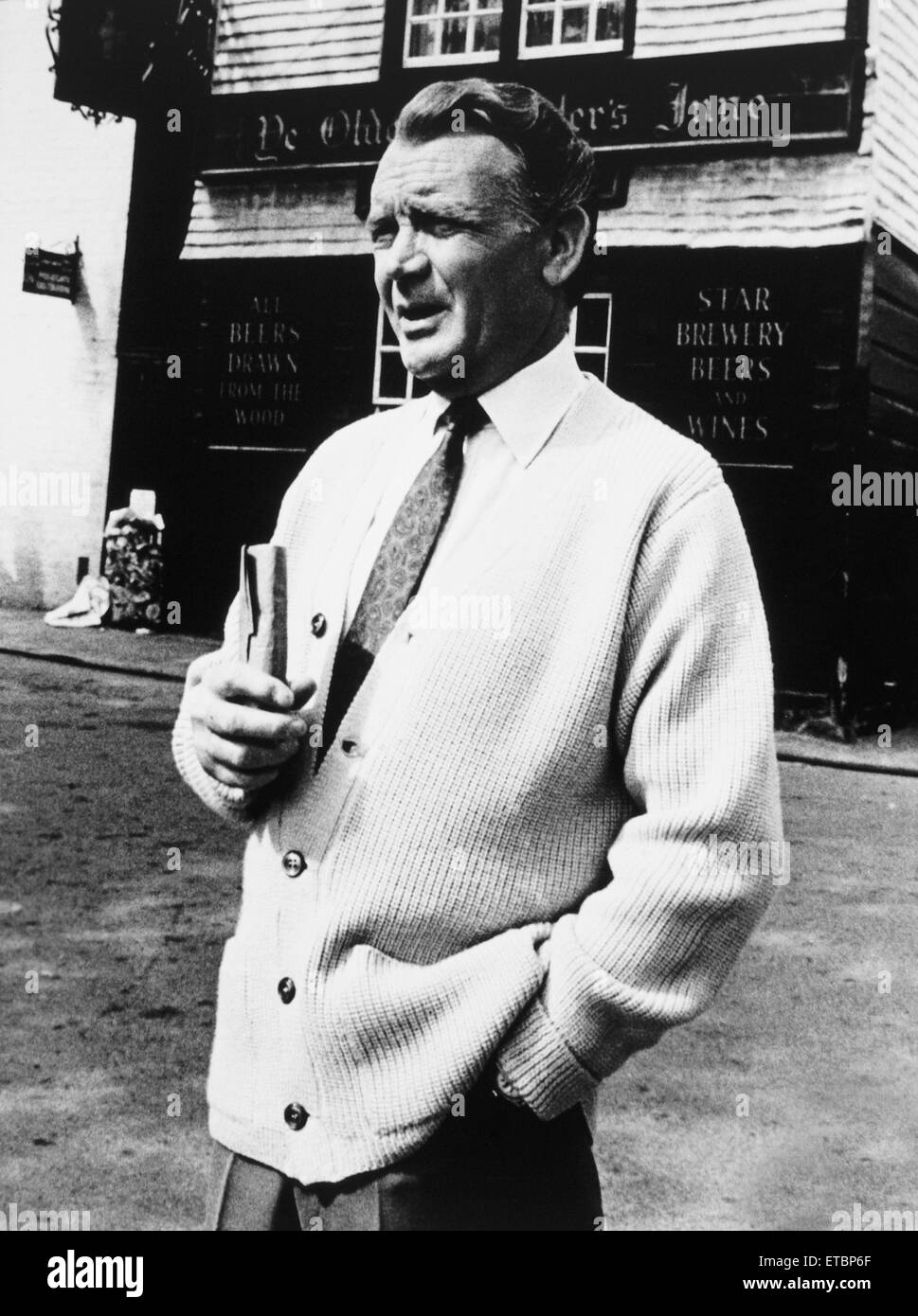 John Mills, sul set del film "Chalk Garden', 1964 Foto Stock