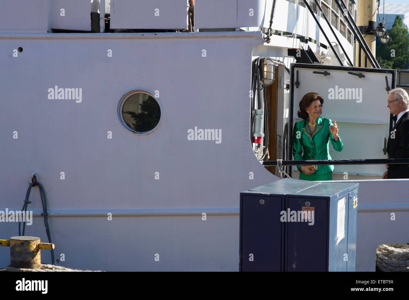 Stoccolma, Svezia, 12 giugno 2015. Gli ospiti privati arriva a Strandvagen, Stoccolma a bordo della nave arcipelago s/s a Stoccolma per l'ulteriore trasporto per le feste. Questo è l'inizio della celebrazione del matrimonio tra il Principe Carl Philip e Ms Sofia Hellqvist che avrà luogo domani presso la Cappella Reale, Stoccolma. HRH Regina Silvia e S.A.R. il Re Carlo Gustavo XVI di Svezia arriva a s/s di Stoccolma. Credito: Barbro Bergfeldt/Alamy Live News Foto Stock
