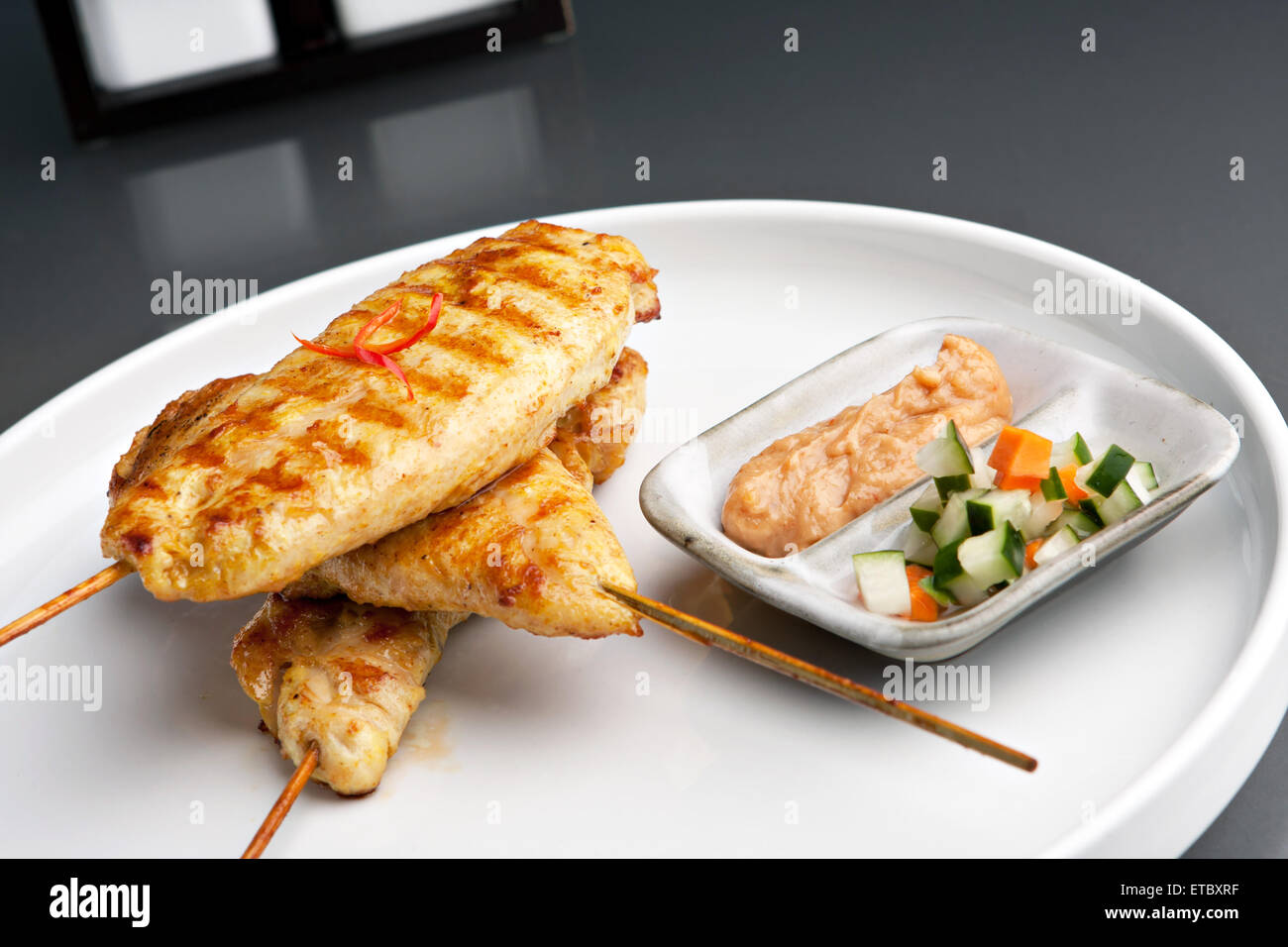 Pollo alla griglia spiedini satay Foto Stock