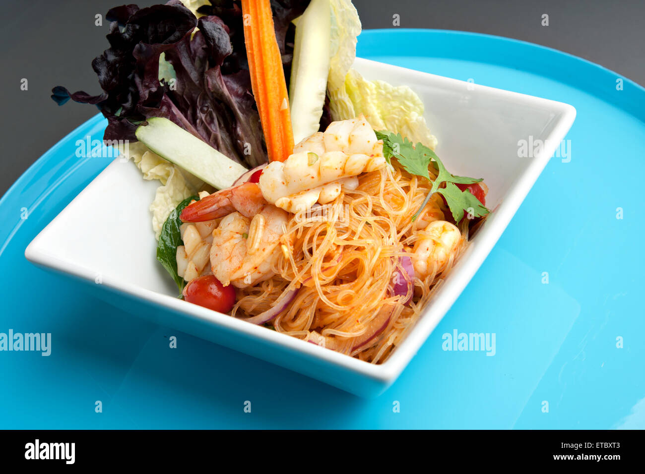 Insalata Thai con gamberi e frutti di mare Foto Stock