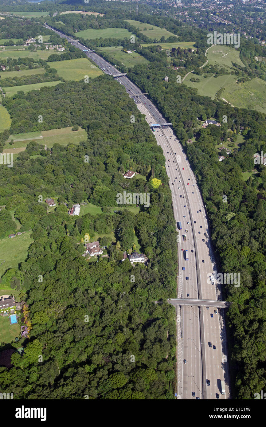 Vista aerea del M25 London Orbital a Mogador nel Surrey, Regno Unito Foto Stock