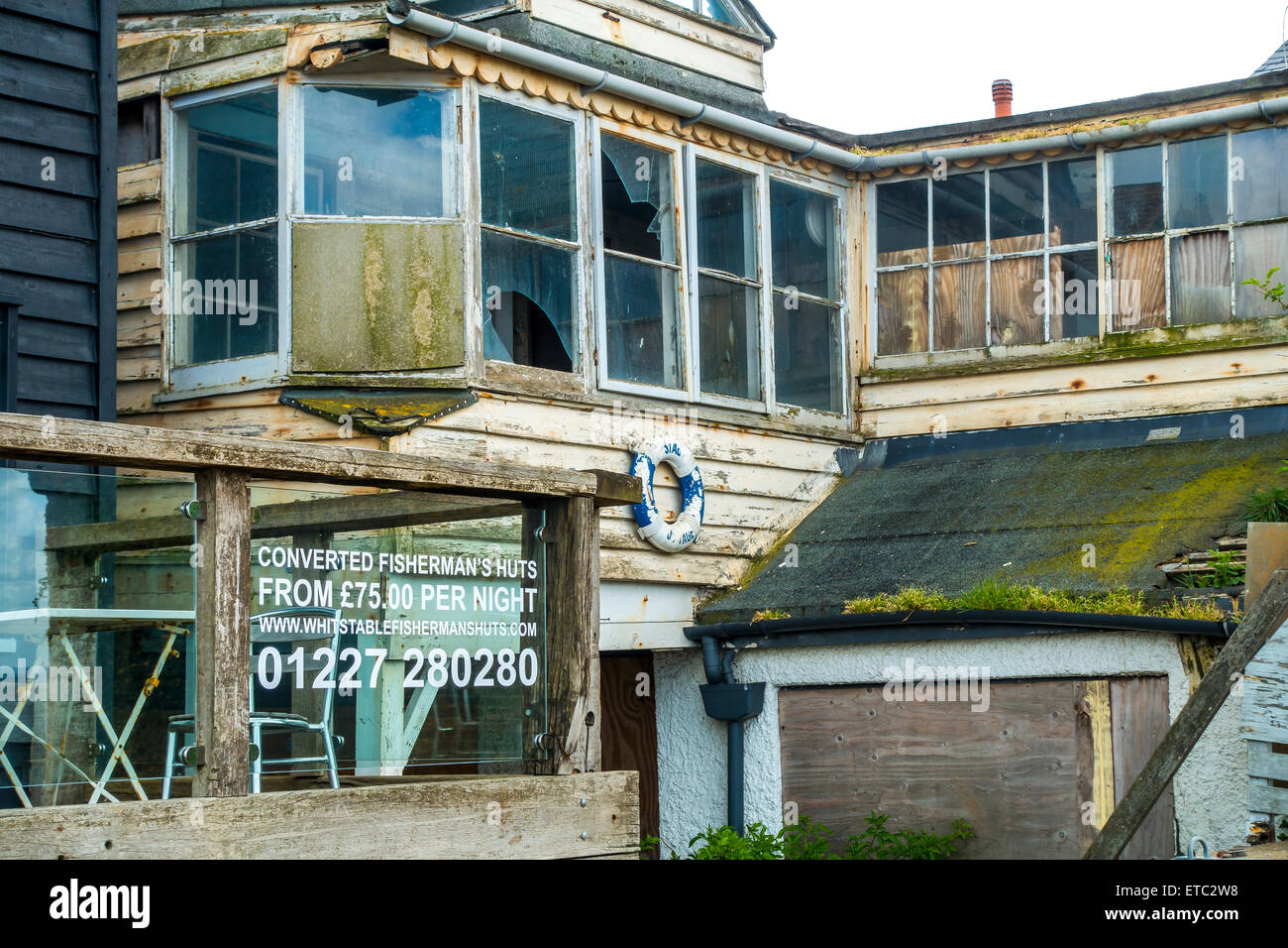 Abbandonati capanna di pescatori in attesa di restauro sulla spiaggia a Whitstable Kent Foto Stock