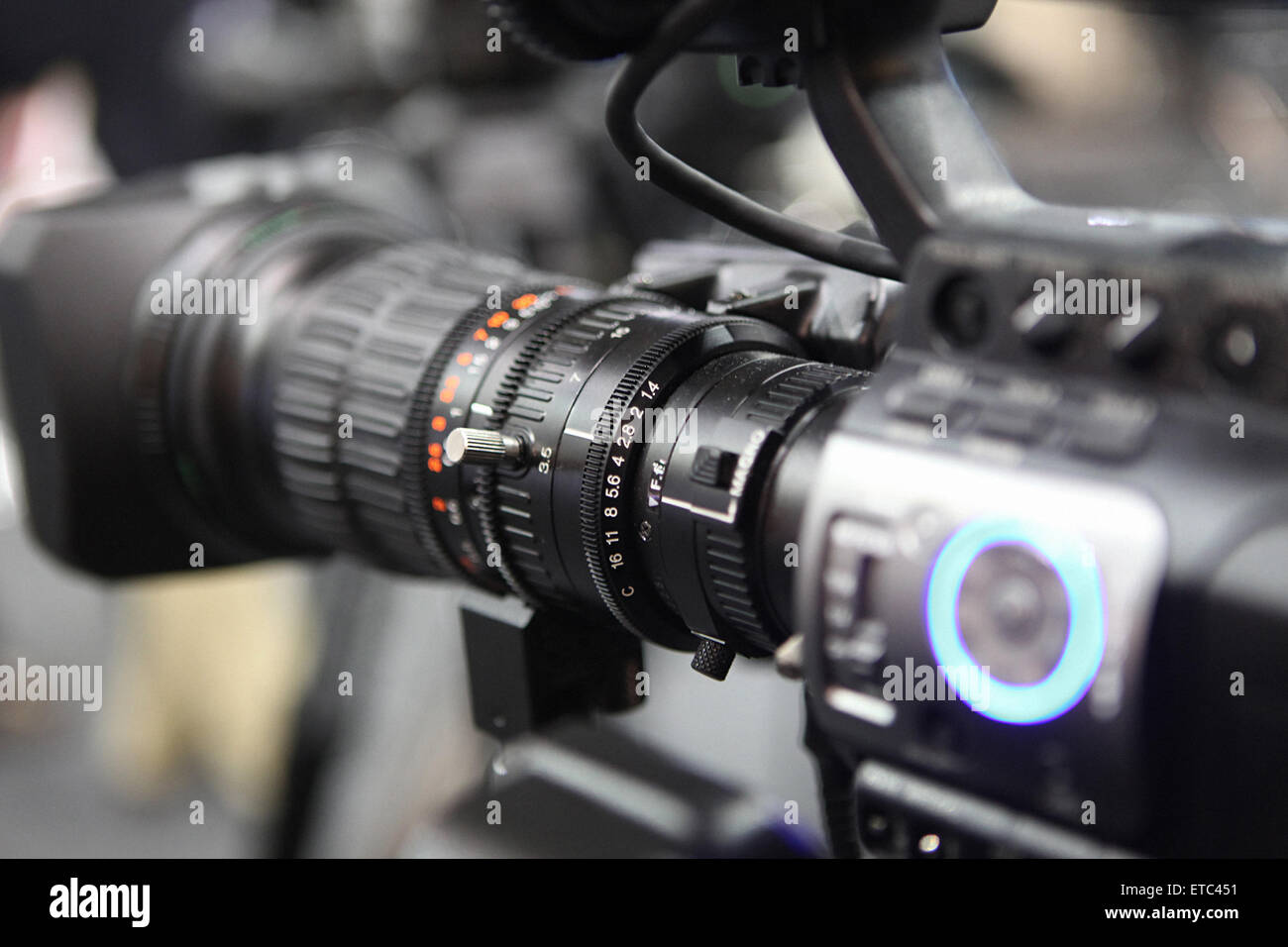 Alta definizione studio video della telecamera utilizzati tipicamente in TV e media produzione con teleobiettivo con zoom Foto Stock