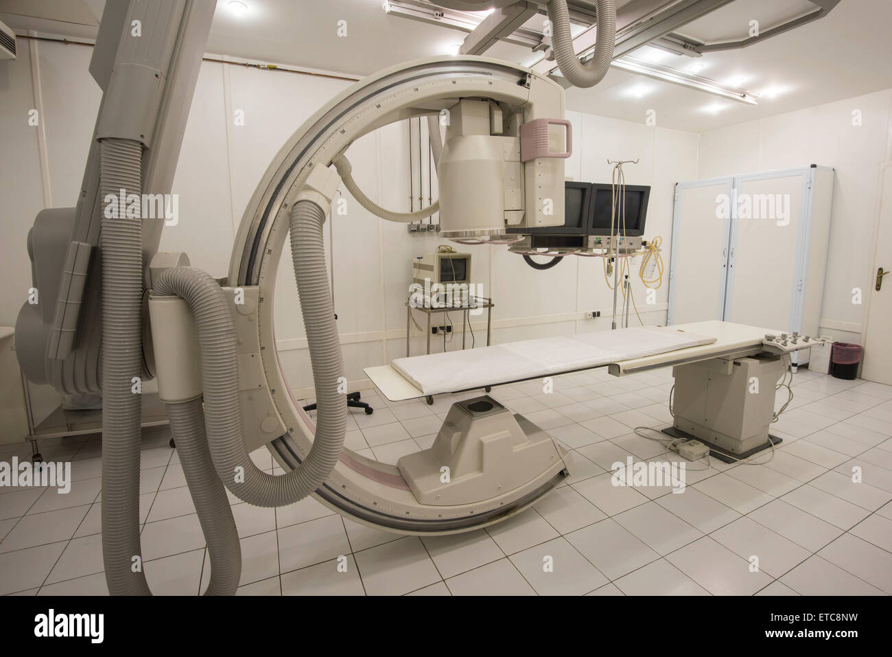 Hi-tech macchina dello scanner in un ospedale in sala operatoria Foto Stock