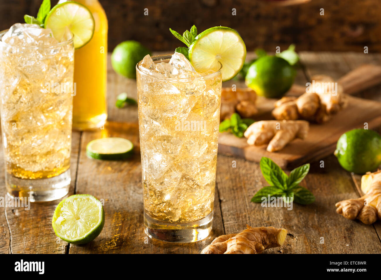 Golden rinfrescante birra allo zenzero con lime e menta Foto Stock