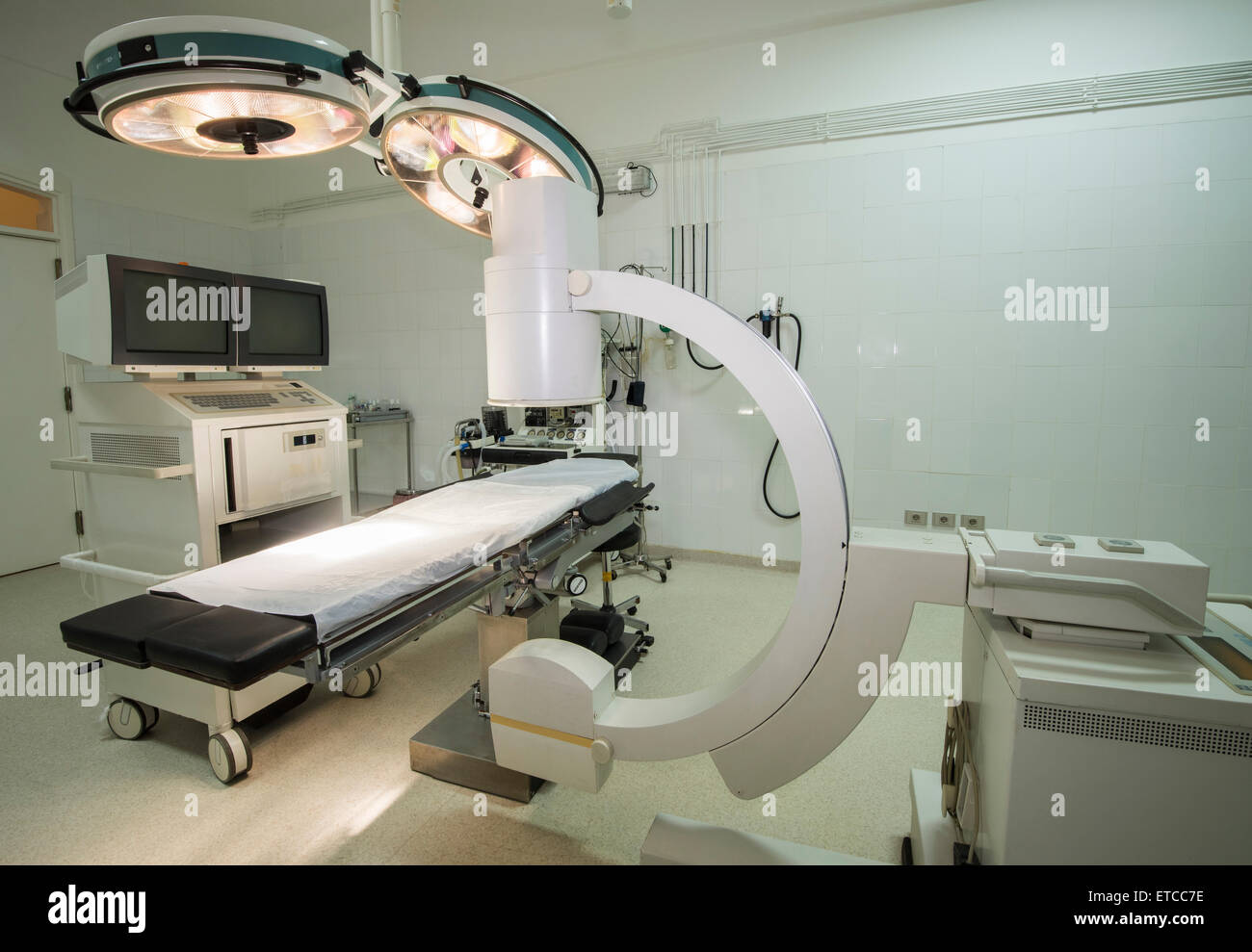 Hi-tech macchina dello scanner in un ospedale in sala operatoria Foto Stock