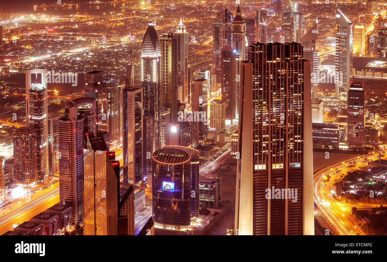 Dubai città di notte, bellissimi e moderni edifici Luci ad incandescenza, bird eye vista sul meraviglioso paesaggio, famoso centro viaggi Foto Stock