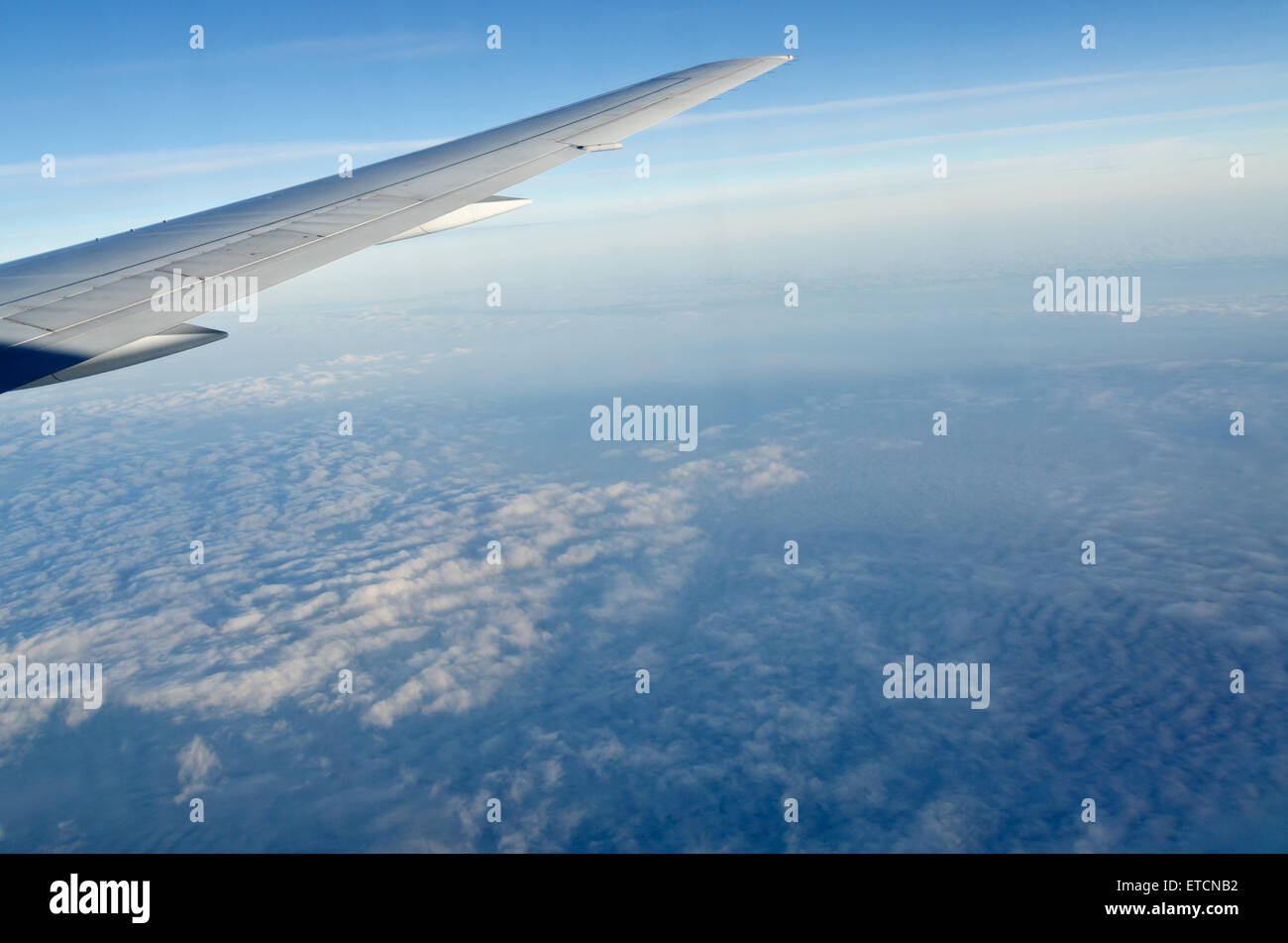 Piano ala, il bianco delle nuvole e cielo blu Foto Stock