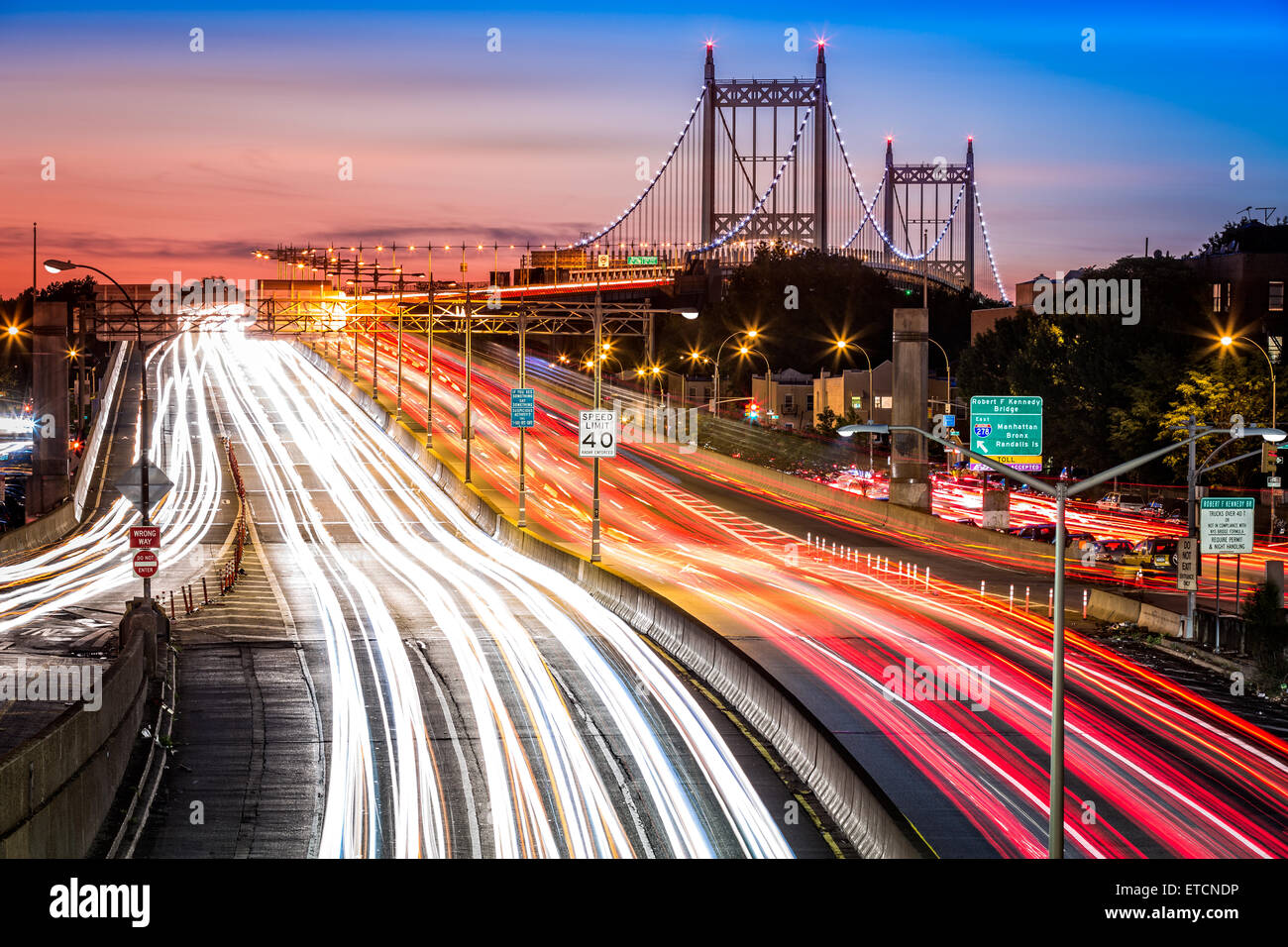 Il traffico di notte un sentieri di luce sulla I-278 nelle vicinanze RFK (aka) Triboro Bridge in New York City Foto Stock