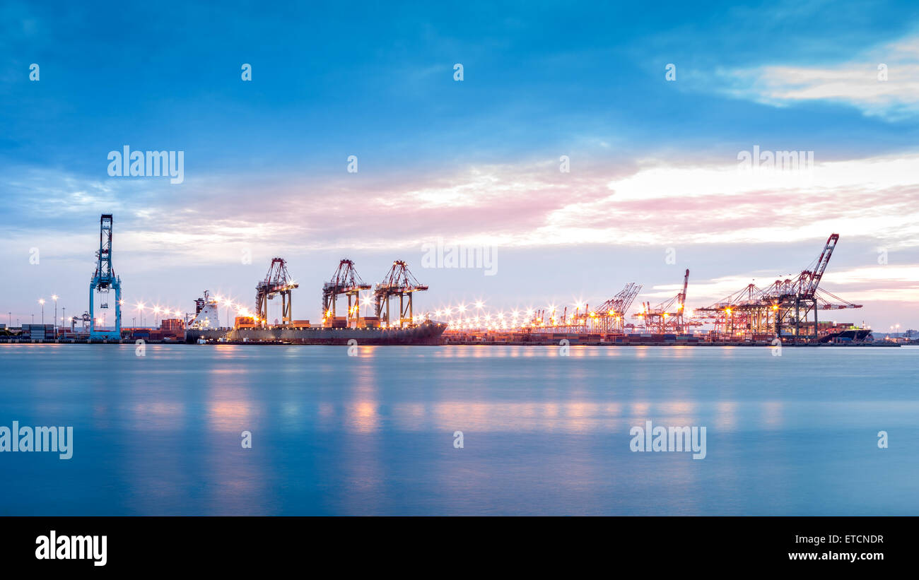 Porto Newark-Elizabeth terminale marino visto da Bayonne, NJ in Newark Bay. Foto Stock