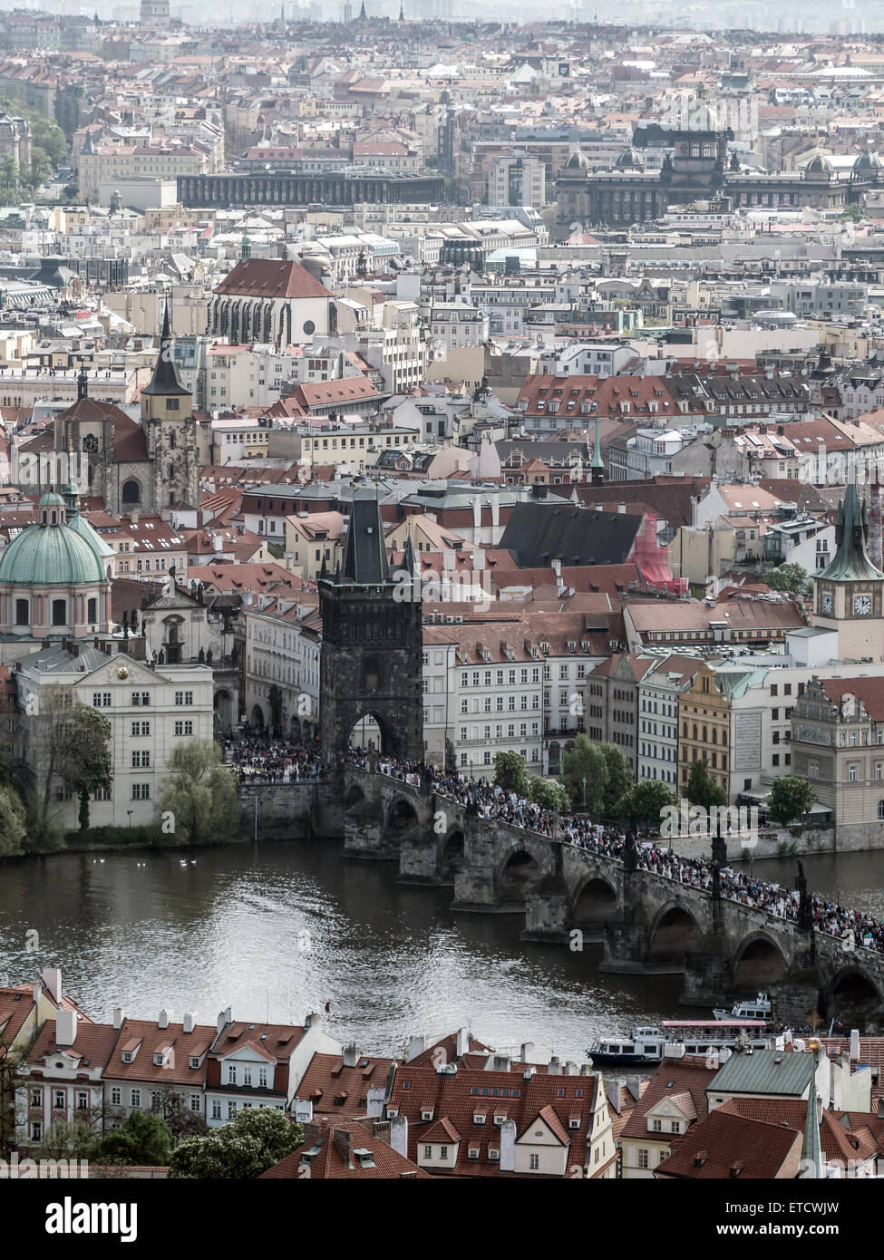 Charles Bridge pieno di turisti, Praga, Repubblica Ceca Foto Stock