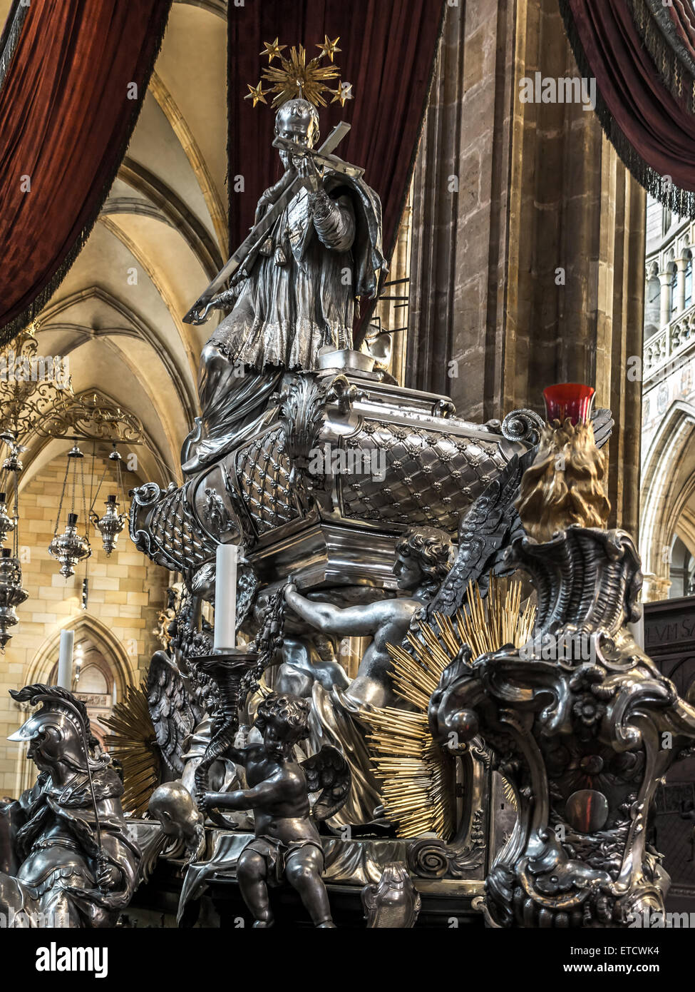 La tomba di argento di St John Nepomocene, all'interno della Cattedrale di San Vito, il castello di Praga, Repubblica Ceca Foto Stock