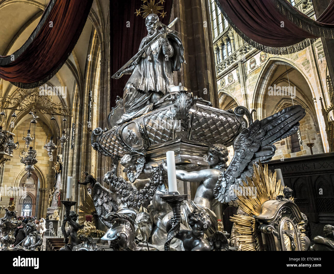 La tomba di argento di St John Nepomocene, all'interno della Cattedrale di San Vito, il castello di Praga, Repubblica Ceca Foto Stock