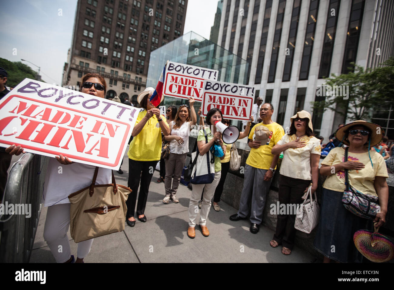 New York, Stati Uniti. 12 Giugno, 2015. Gli americani filippino iniziano a cantare l'Inno Nazionale Filippino durante una manifestazione di protesta contro la Cina per il suo comportamento in Occidente Mare delle Filippine. Credito: Giuseppe Albano/Pacific Press Agency/Alamy Live News Foto Stock