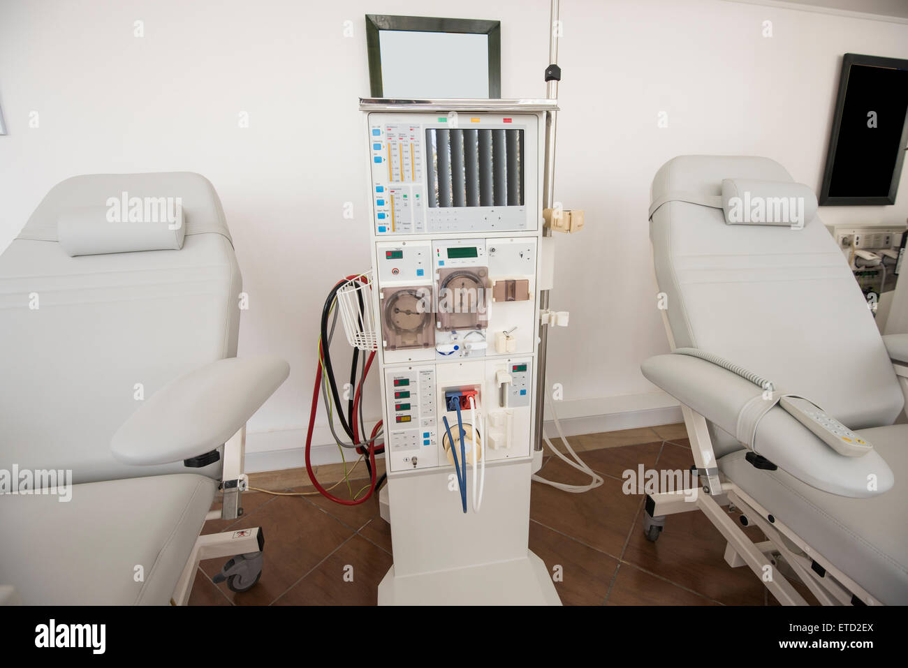 Primo piano della macchina per dialisi e letto in un centro medico Foto Stock