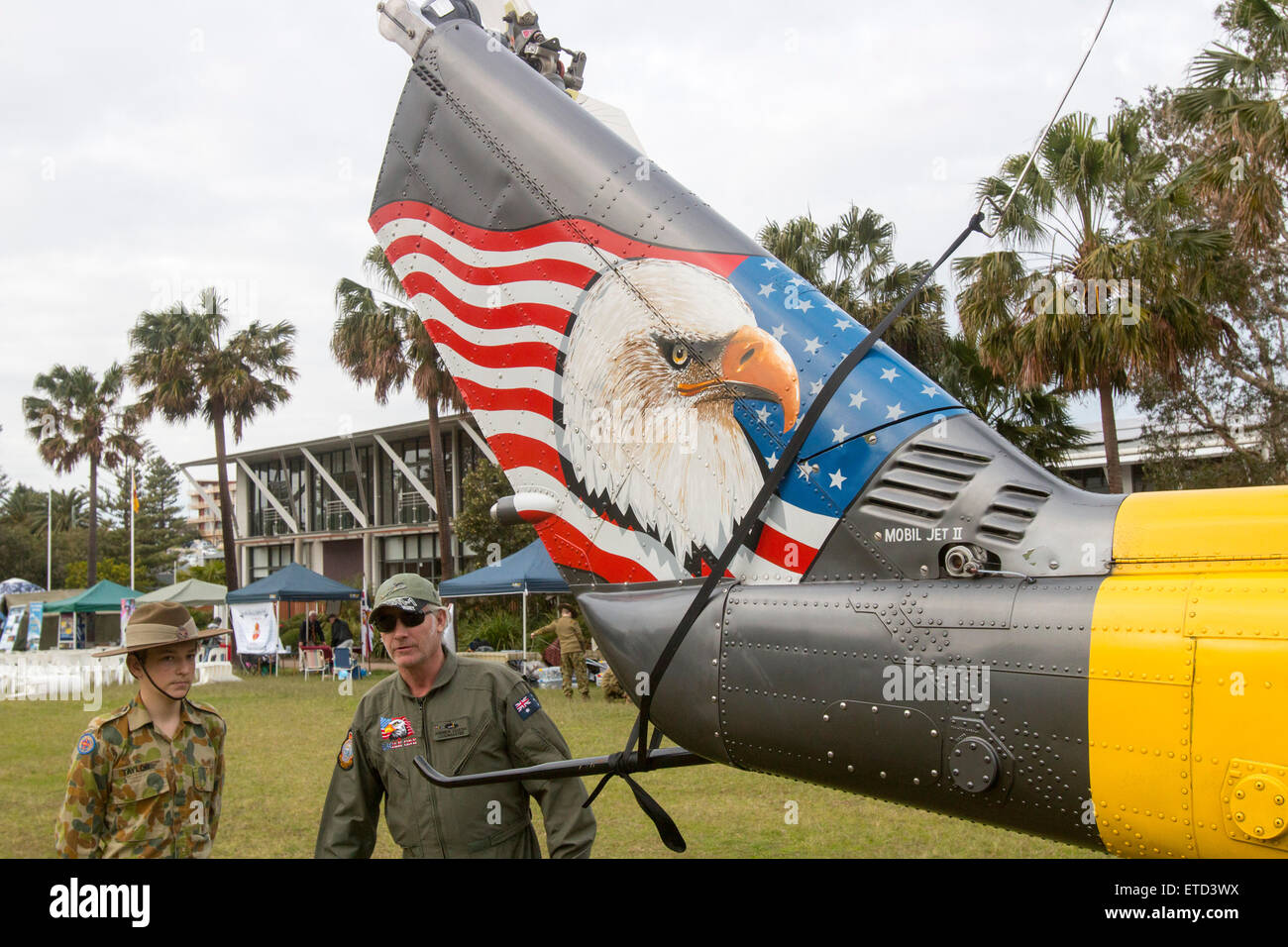 Sydney, Australia. Xiii Giugno, 2015. Decimo Avalon Beach tatuaggio militare featured il Bell UH-1 Iroquois che è un elicottero militare alimentato da un singolo motore turboshaft, con due a lama principale e rotori di coda, la Huey Eagle One Vietnam elicottero visto qui ha richiamato una grande folla di curiosi,Avalon Beach Sydney, Australia, martinberry @ alamy live news Foto Stock