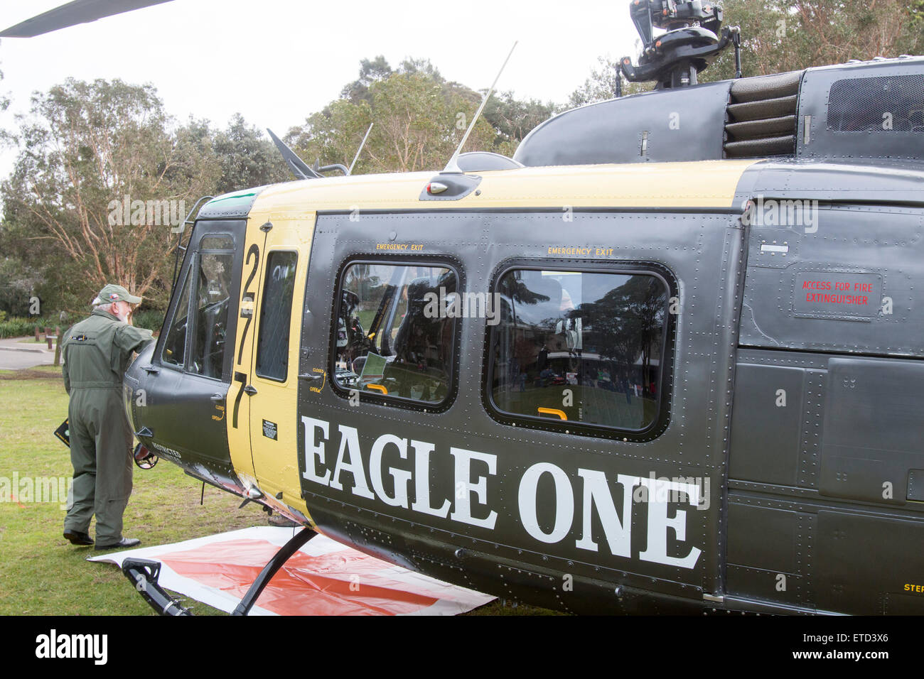 Sydney, Australia. Xiii Giugno, 2015. Decimo Avalon Beach tatuaggio militare featured il Bell UH-1 Iroquois che è un elicottero militare alimentato da un singolo motore turboshaft, con due a lama principale e rotori di coda, la Huey Eagle One Vietnam elicottero visto qui ha richiamato una grande folla di curiosi,Avalon Beach Sydney, Australia, martinberry@alamylivenews Foto Stock