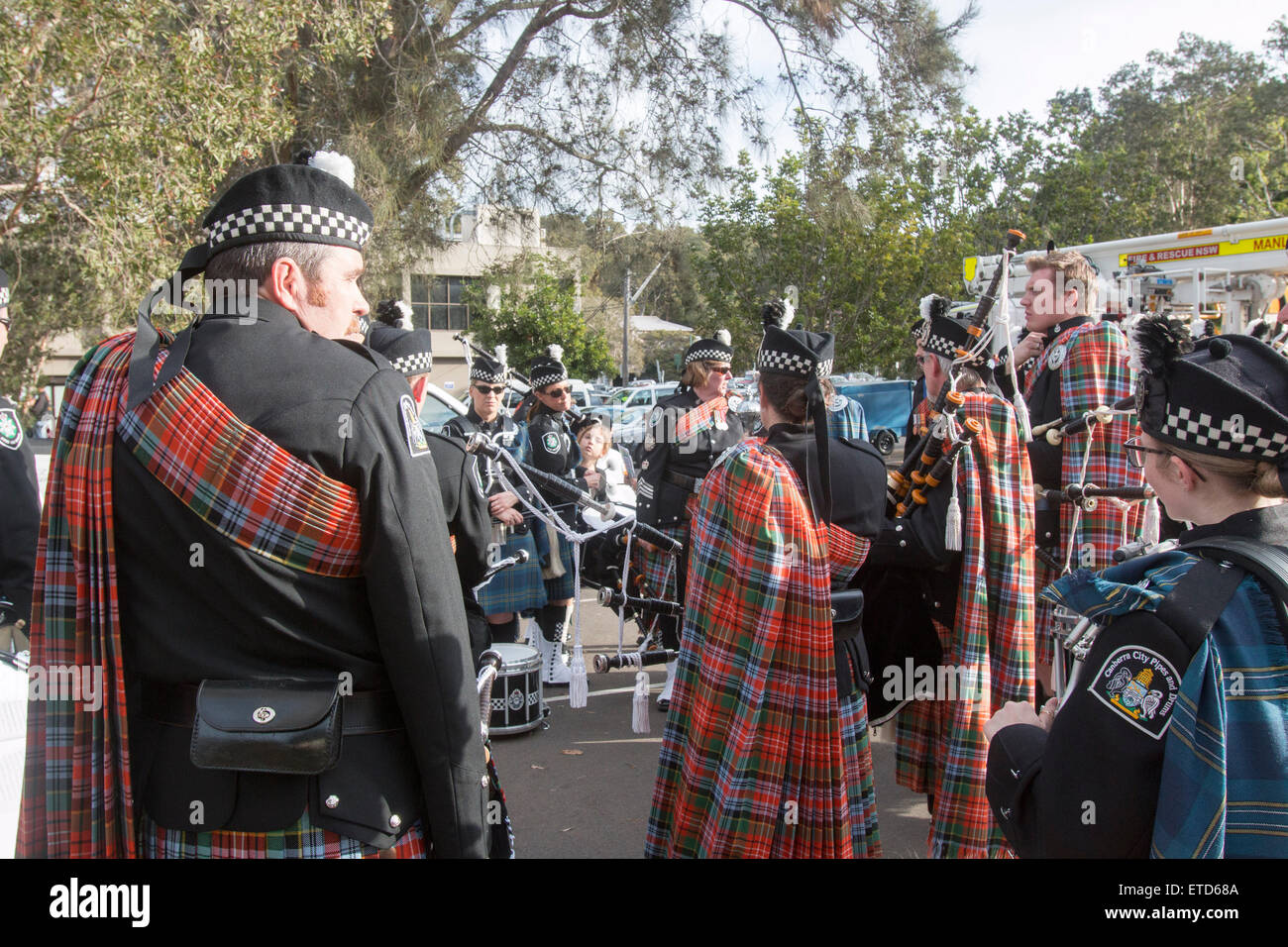 Sydney, Australia. Xiii Giugno, 2015. Decimo Anno di Avalon Beach tatuaggio militare per la difesa australiana forze e il volontariato locale i gruppi della comunità. I rappresentanti della scuola locale di bande, rurale del New South Wales vigili del fuoco,polizia,Stato servizi di emergenza SES, personale in pensione e stallholders erano presenti a questo evento a Sydney le spiagge del nord. Foto Stock