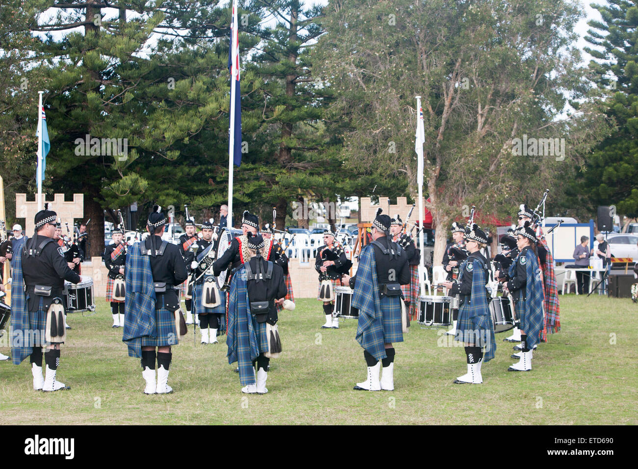 Sydney, Australia. Xiii Giugno, 2015. Decimo Anno di Avalon Beach tatuaggio militare per la difesa australiana forze e il volontariato locale i gruppi della comunità. I rappresentanti della scuola locale di bande, rurale del New South Wales vigili del fuoco,polizia,Stato servizi di emergenza SES, personale in pensione e stallholders erano presenti a questo evento a Sydney le spiagge del nord.Qui i membri della Australian Polizia Federale pifferi e tamburi band Foto Stock