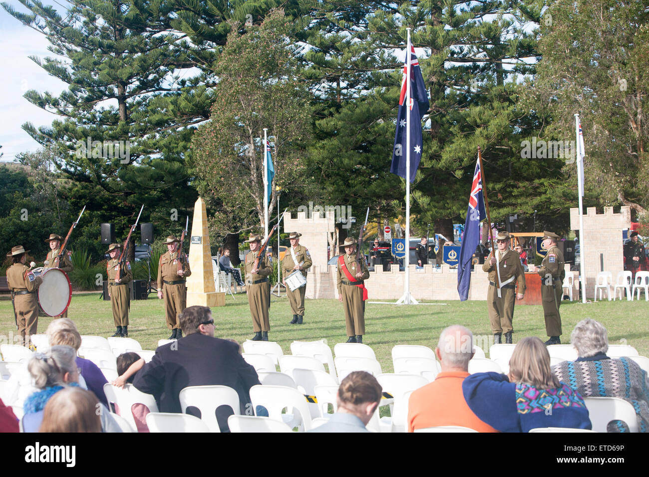 Sydney, Australia. Xiii Giugno, 2015. Decimo Anno di Avalon Beach tatuaggio militare per la difesa australiana forze e il volontariato locale i gruppi della comunità. I rappresentanti della scuola locale di bande, rurale del New South Wales vigili del fuoco,polizia,Stato servizi di emergenza SES, personale in pensione e stallholders erano presenti a questo evento a Sydney le spiagge del nord. Foto Stock