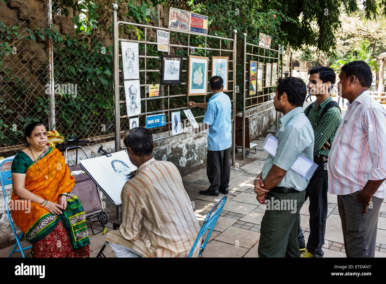 Mumbai India,Indian Asian,Fort Mumbai,Kala Ghoda,Art Plaza Gallery,ritratto artista,schizzi,disegno,adulti donna donne donne donna donna donna donna donna donna donna donna, indù,bindi, Foto Stock