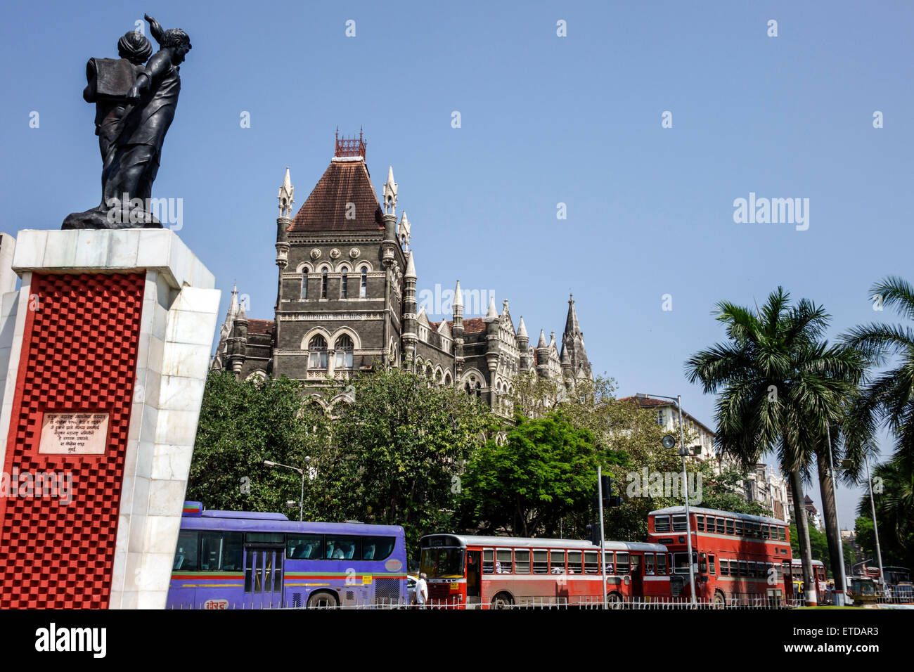 Mumbai India, Fort Mumbai, Kala Ghoda, Fontana floreale, Hutatma Chowk, Martyr's Square, Samyukta Maharashtra Movement Memorial, BEST bus, pullman, traffico, Oriente Foto Stock
