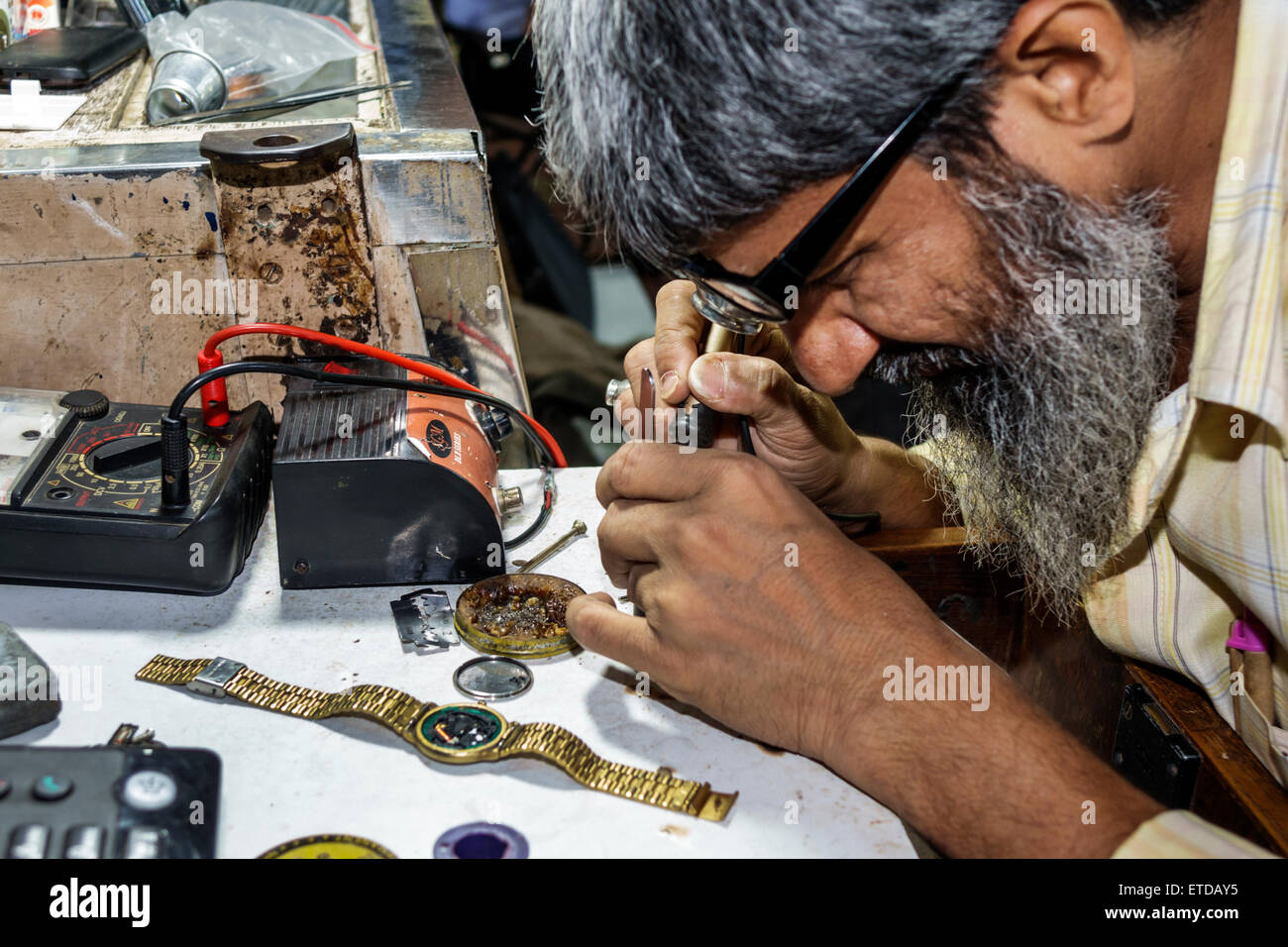 Mumbai India, Indian Asian, Fort Mumbai, Kala Ghoda, Nagindas Master Road, marciapiede streetstall, bancarelle, stand, stand, venditore, venditori, mercante, mercato, marketpl Foto Stock