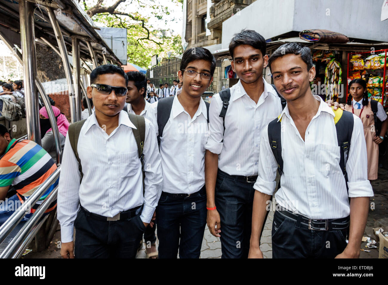 Mumbai India, Fort Mumbai, Mantralaya, Mahatma Gandhi Road, fermata autobus pubblico, Elphinstone College, Università di Mumbai, studenti maschi ragazzi ragazzi c Foto Stock
