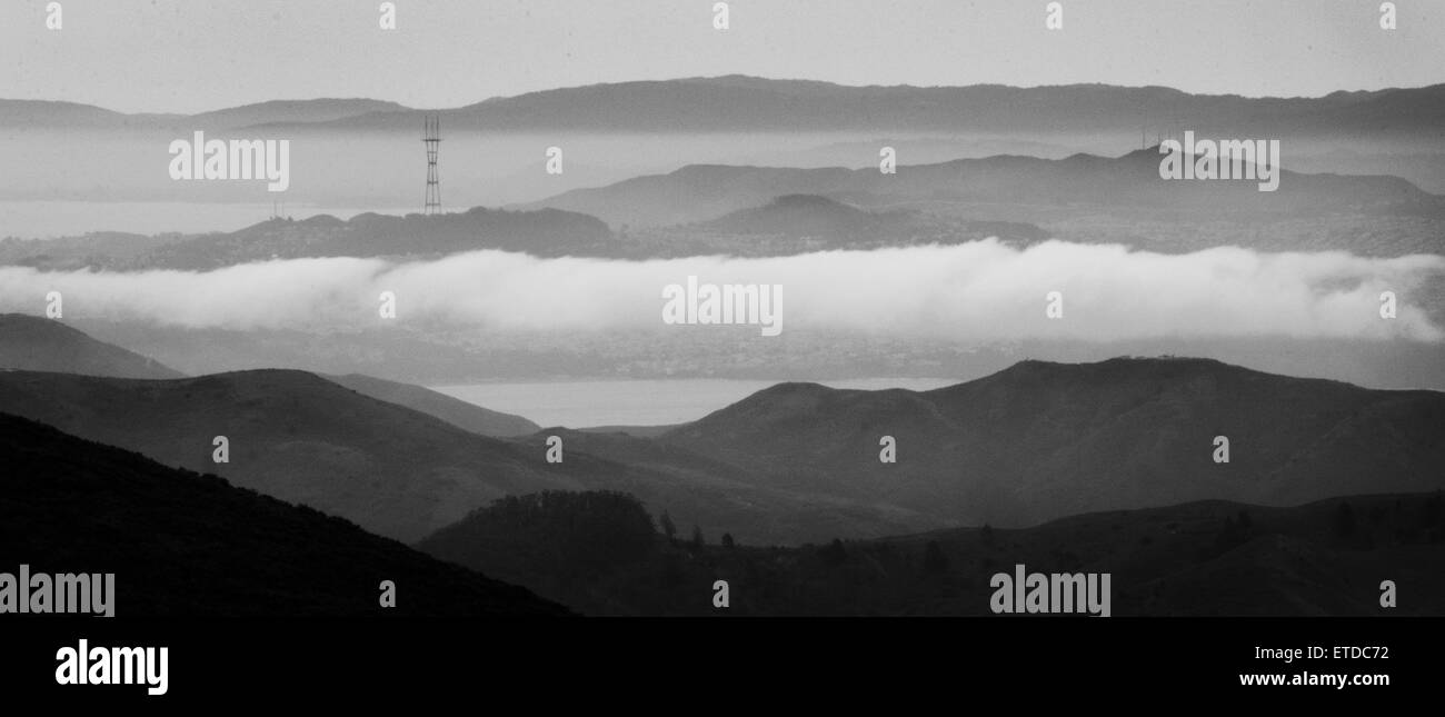 La nebbia e colline, Marin County e San Francisco, California (vista da Mt. Tamalpais) Foto Stock