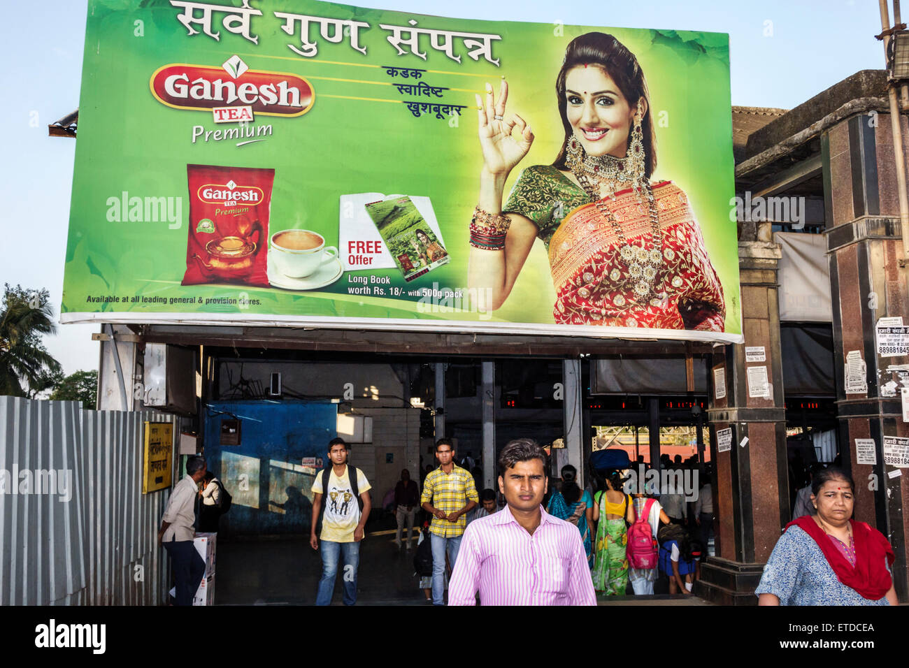 Mumbai India,Indian Asian,Dadar Central Western Railway Line Station,treno,trasporto pubblico,piloti,pendolari,cartellone,pubblicità advertiseme Foto Stock