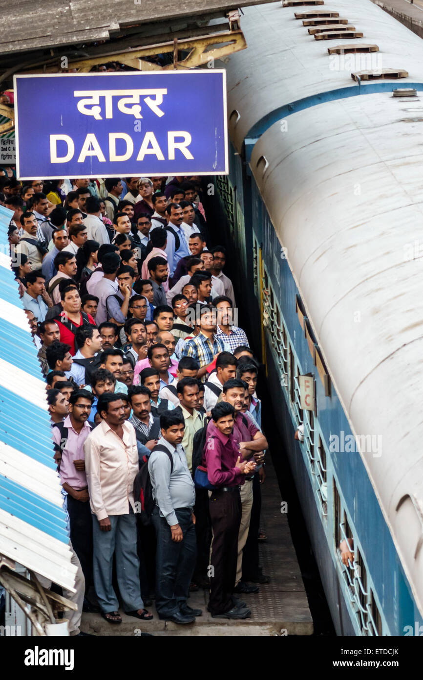 Mumbai India, stazione della linea ferroviaria centrale occidentale di Dadar, treno, cavalieri, pendolari, piattaforma, uomo uomo maschio, affollato, India150302217 Foto Stock