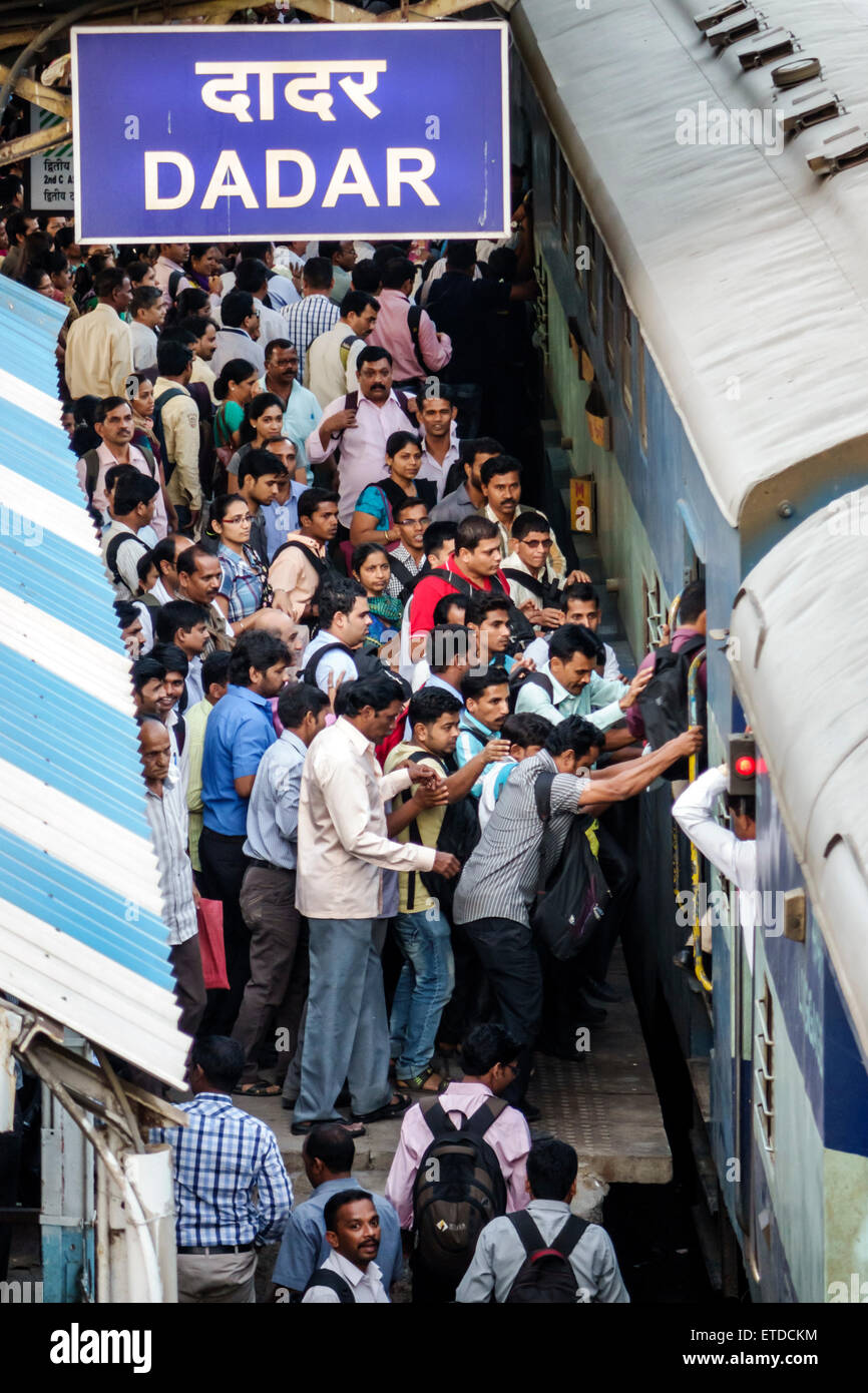 Mumbai India, stazione della linea ferroviaria centrale occidentale di Dadar, treno, cavalieri, pendolari, piattaforma, uomo uomo maschio, affollato, India15030222 Foto Stock
