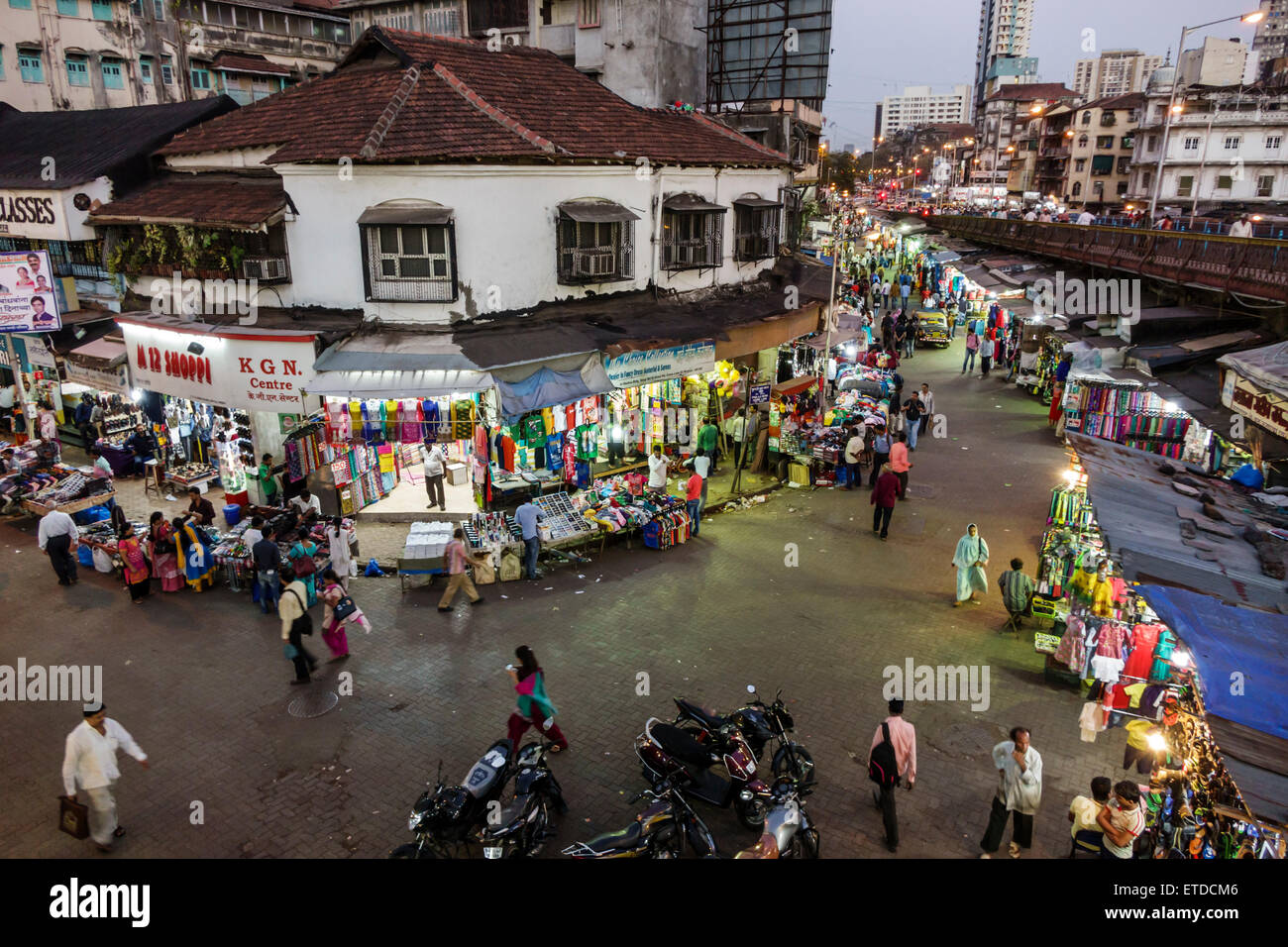 Mumbai India, Grant Road East, Bharat Nagar, notte sera, shopping shopper shopping negozi di mercato mercati di mercato di acquisto di vendita, negozio al dettaglio st Foto Stock