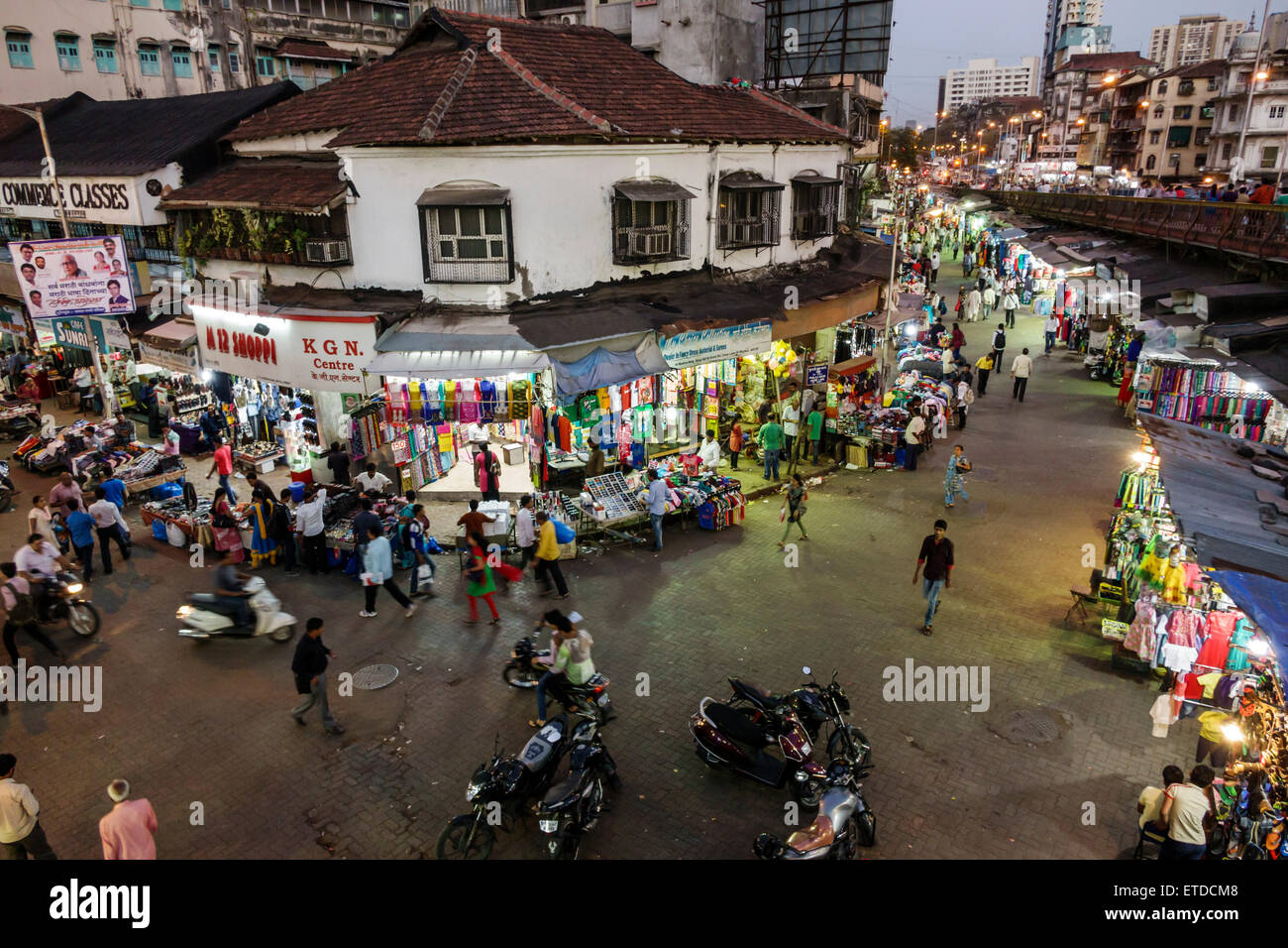 Mumbai India, Indian Asian, Grant Road East, Bharat Nagar, vita notturna sera dopo il tramonto, shopping shopper shopping negozi mercati di mercato marketpl Foto Stock