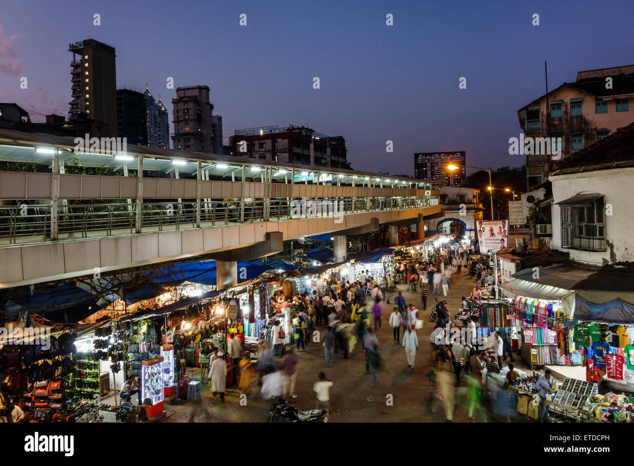 Mumbai India, Indian Asian, Grant Road East, Bharat Nagar, Alibhai Premji Road, notte di vita notturna sera dopo il tramonto, shopping shopper negozi negozi mar Foto Stock