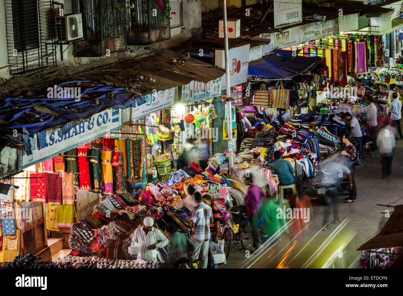 Mumbai India, Indian Asian, Grant Road East, Bharat Nagar, P Nagare Lane, notte vita notturna sera dopo il tramonto, shopping shopper shopping negozi mercato ma Foto Stock